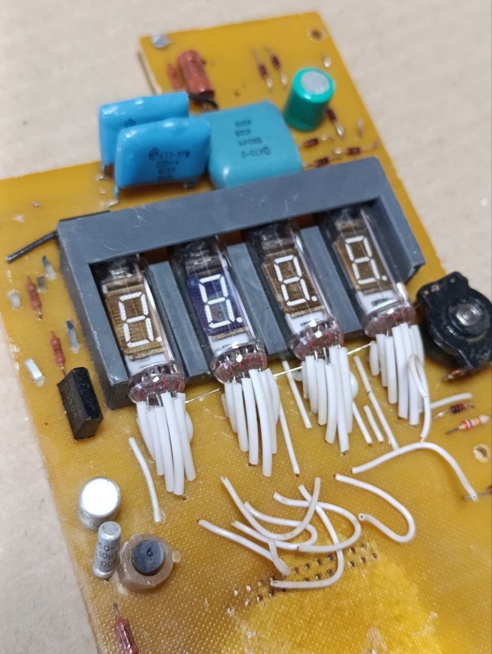 4pcs IV-6 VFD Tube DIGIT DISPLAY NIXIE CLOCK luminescent indicator on the board