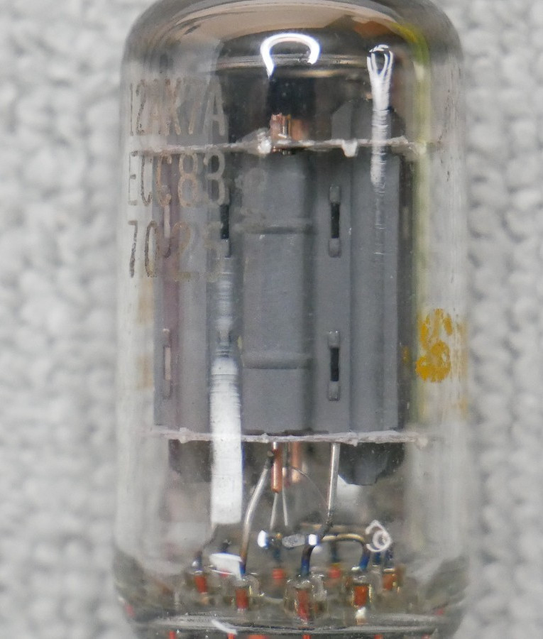 ECC83 12AX7A 7025 SYLVANIA USA TESTS EXCELLENT GUITAR AMPLIFIER TUBE