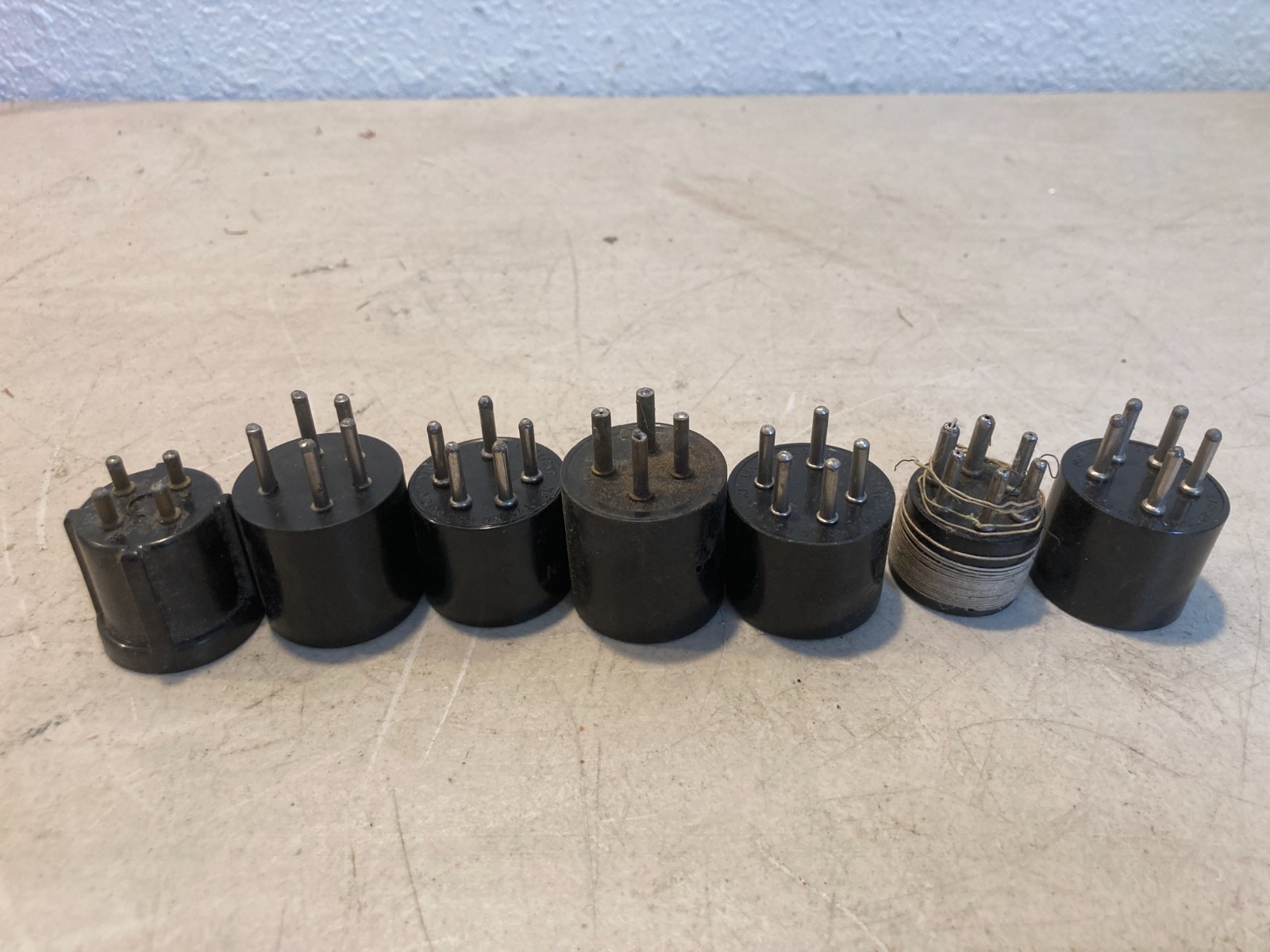 Vintage Lot of (7) 4-Pin & 5-Pin Bakelite Tube Bases / Coil Forms for Ham Radio
