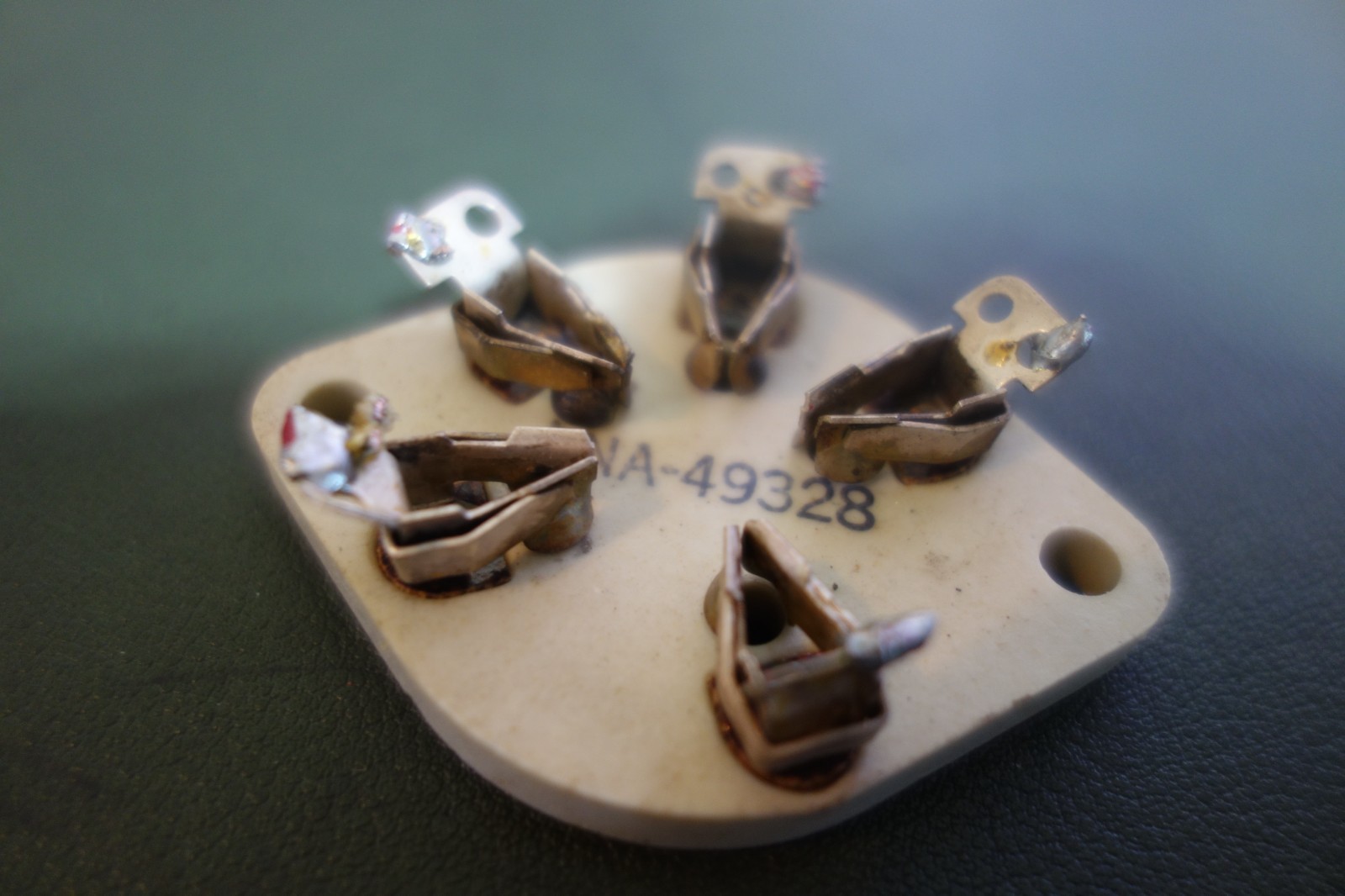 1 Ea USA VINTAGE 5 PIN CERAMIC VACUUM TUBE SOCKET CNA 49328 USED