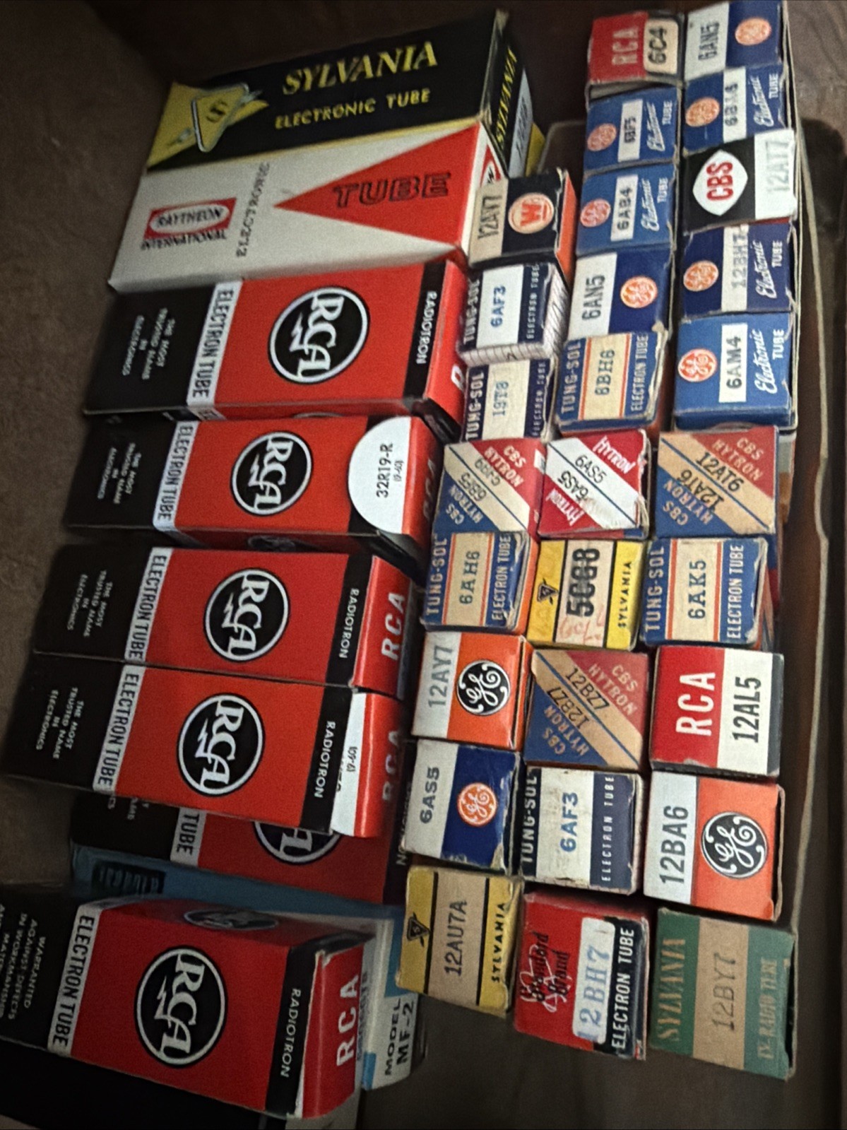 Rare 1966 RCA GE – Tube service man repair kit – lot 100s Of Tubes W/ Guide List
