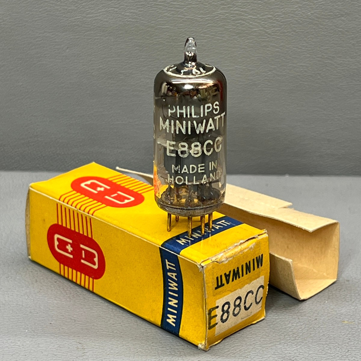 E88CC / 6922 Philips Miniwatt SQ Heerlen Code 7L5 D Getter Audio Tube Test 100%