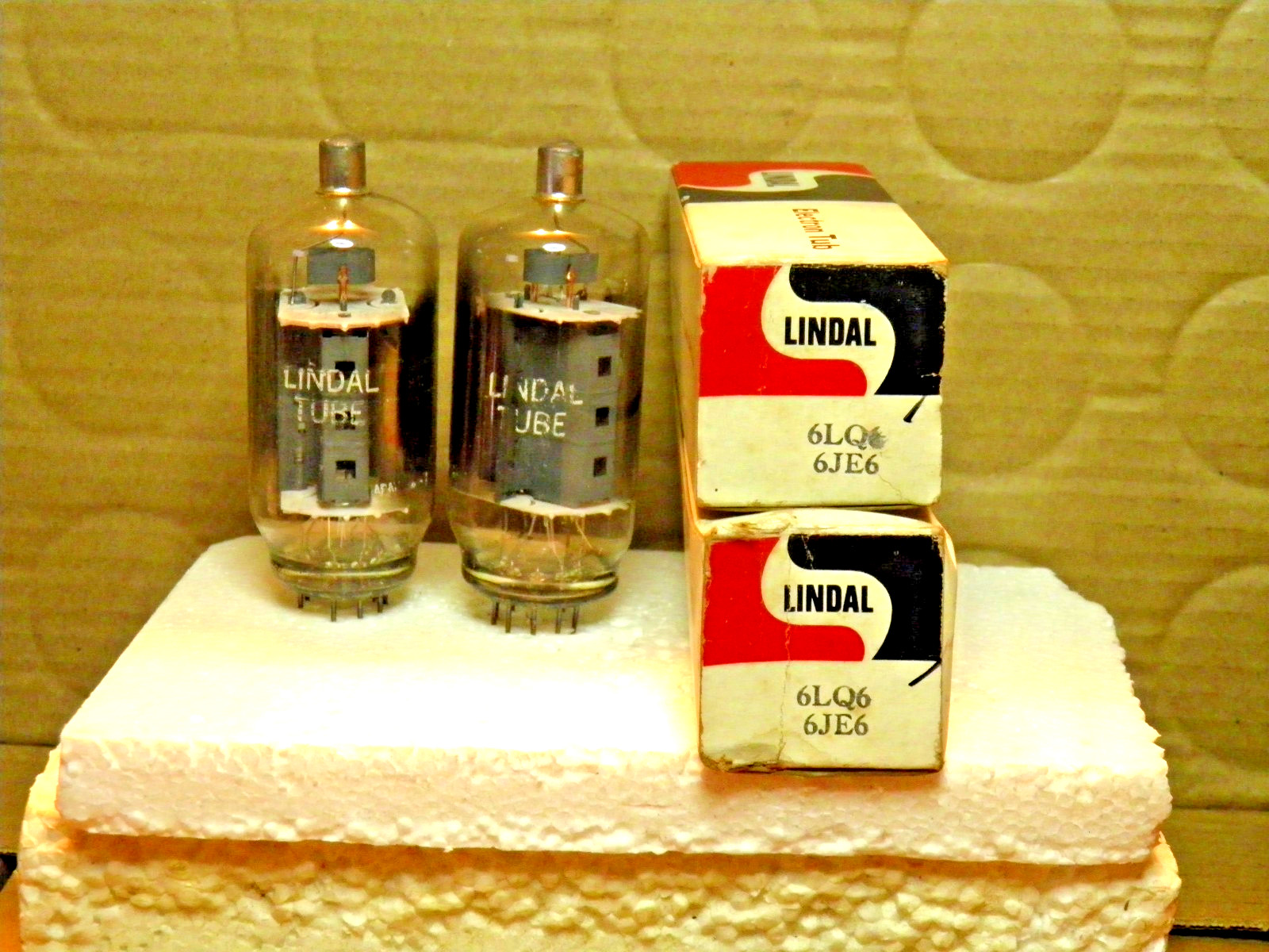 A MATCHED PAIR OF LINDAL 6JE6C/6LQ6 NOS/NIB VACUUM TUBES