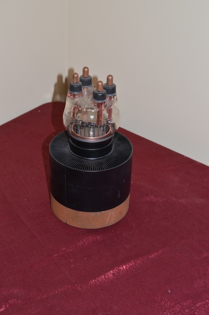 large broadcasting tube ITT electron tube division F-1099 made in USA