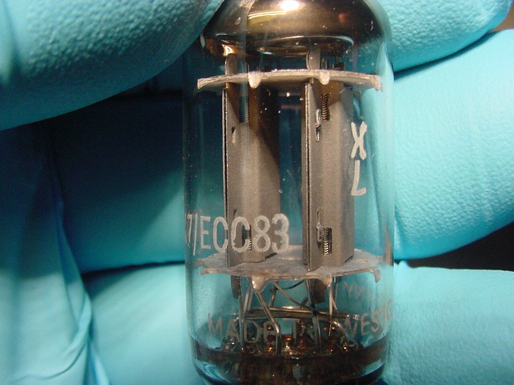TELEFUNKEN 12AX7 ECC83 TUBE (smooth plate circa 1966 tested strong diamond) ***