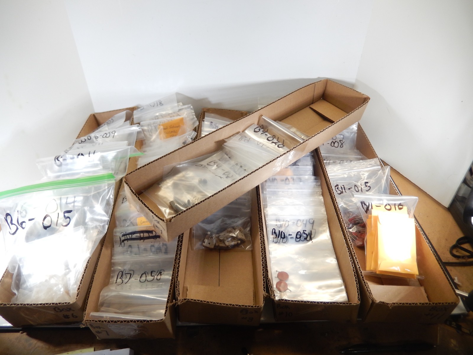 HUGE VINTAGE ELECTRONIC PARTS & VACUUM TUBE COLLECTION AS IS