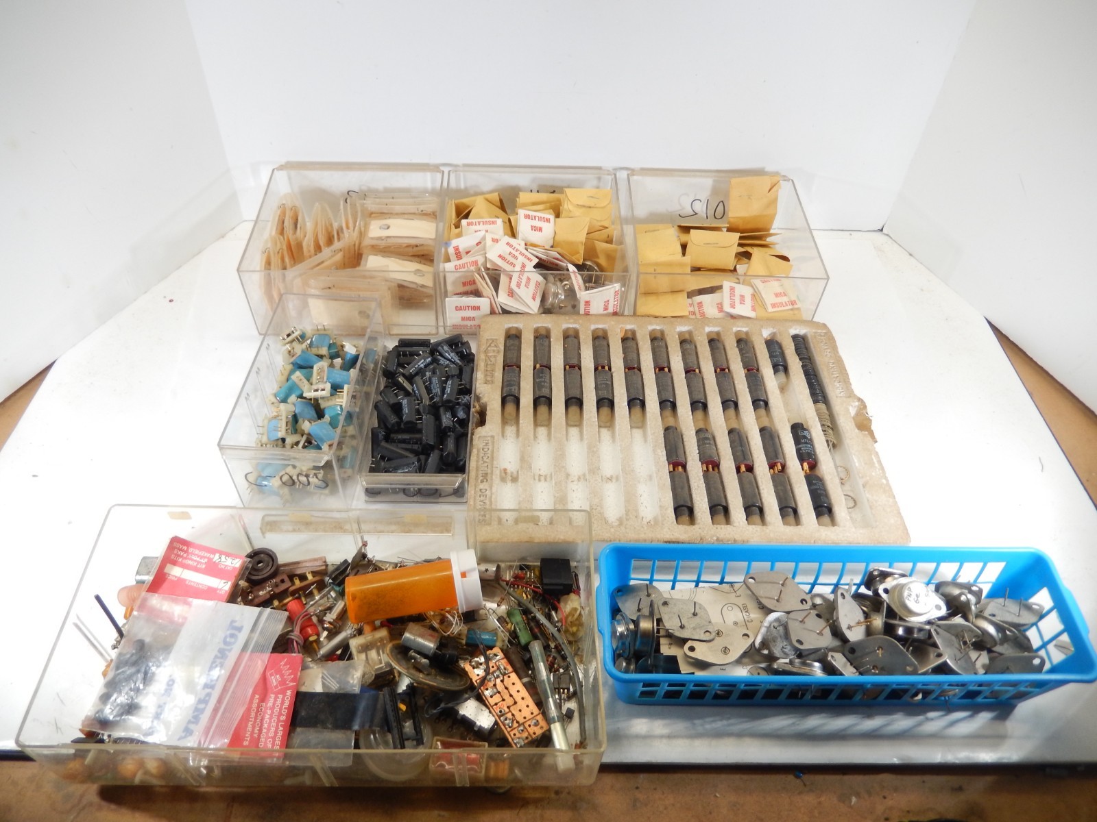 HUGE VINTAGE ELECTRONIC PARTS & VACUUM TUBE COLLECTION AS IS