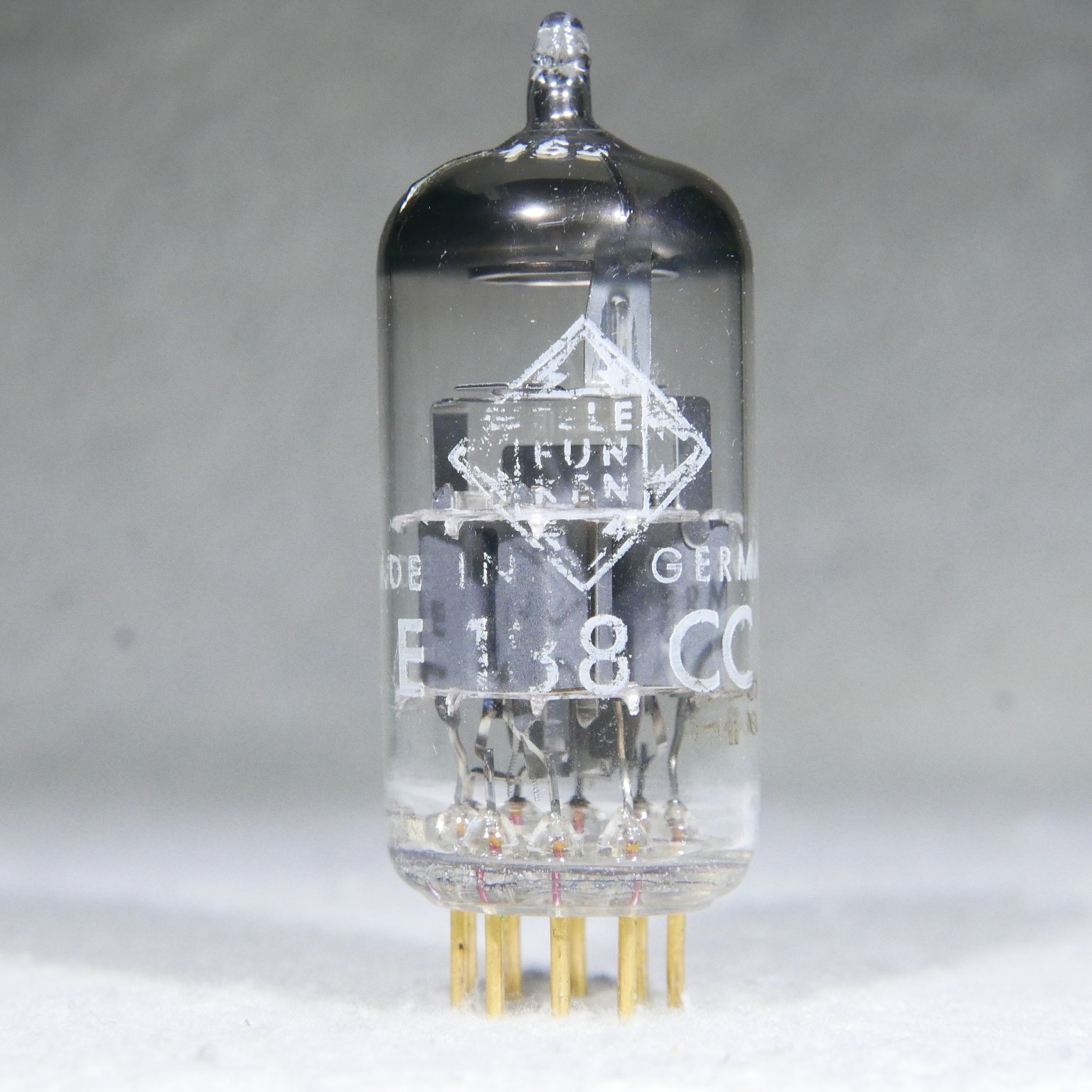 NOS/NIB Siemens (Telefunken Label) 7308/E188CC O-Getter Gold Pin Germany 1964
