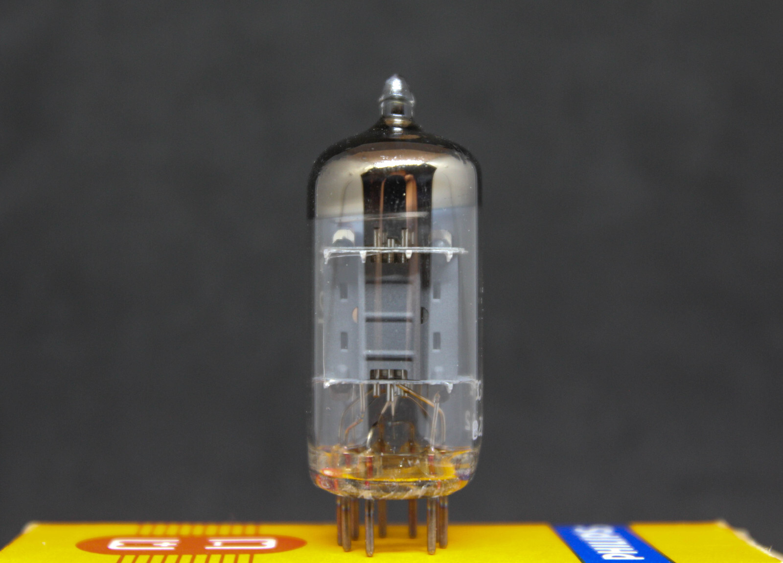 Philips / Mullard ECC82 – balanced tube NOS
