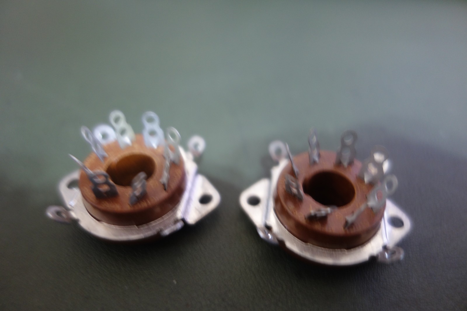 2 Ea Cinch USA 1 1/4″ 8 Pin Octal Sockets Brown