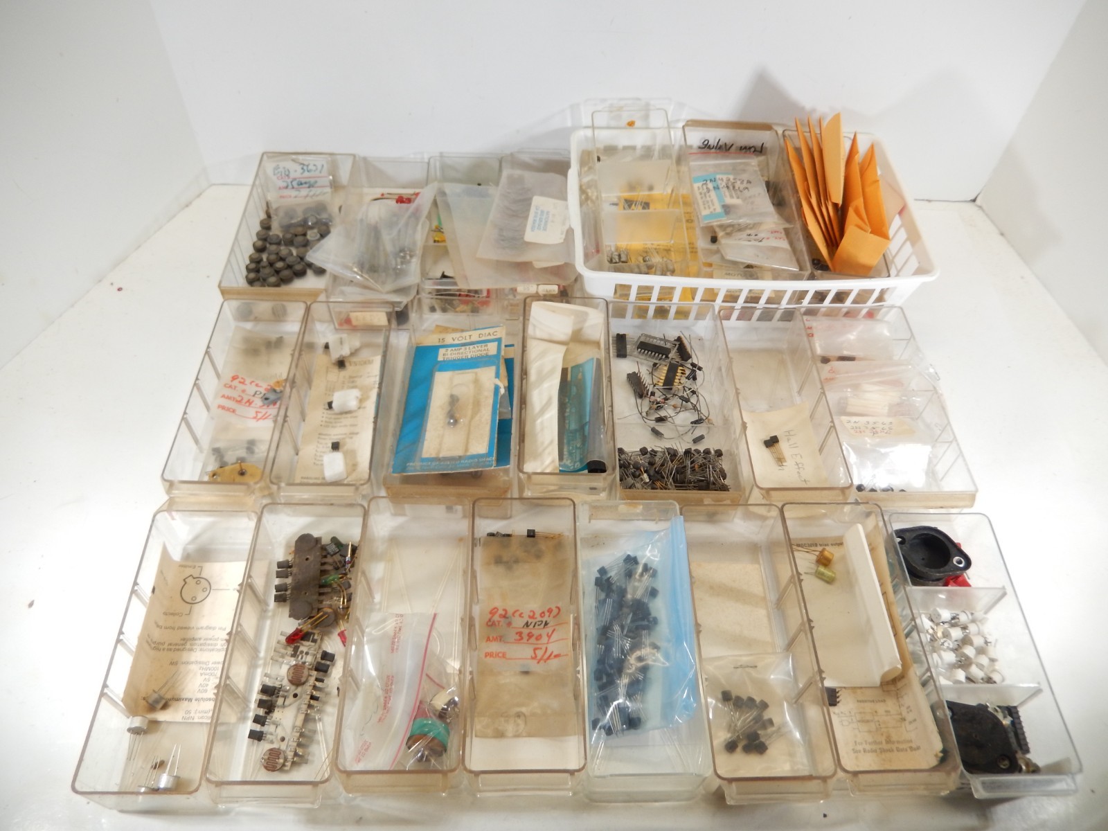 HUGE VINTAGE ELECTRONIC PARTS & VACUUM TUBE COLLECTION AS IS