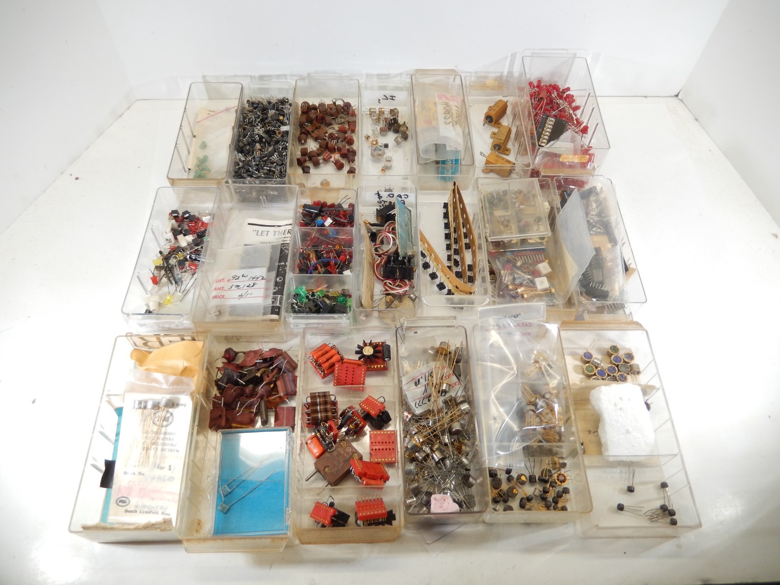 HUGE VINTAGE ELECTRONIC PARTS & VACUUM TUBE COLLECTION AS IS