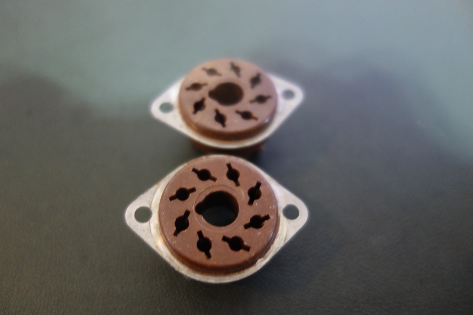 2 Ea Amphenol USA 1 3/8″ 8 Pin Octal Sockets Brown — USED