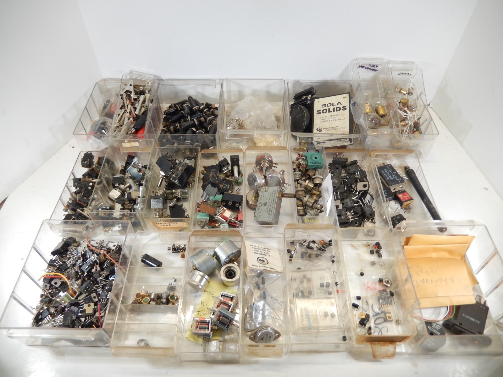 HUGE VINTAGE ELECTRONIC PARTS & VACUUM TUBE COLLECTION AS IS