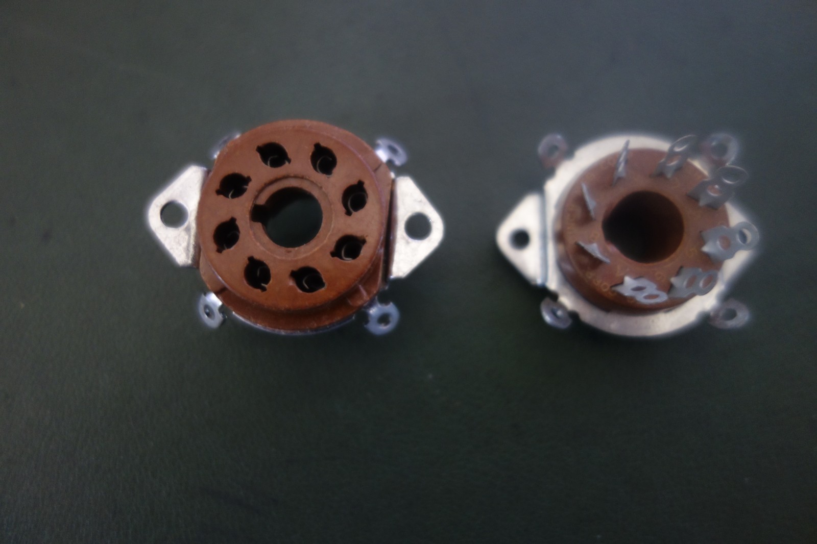 2 Ea Cinch USA 1 1/4″ 8 Pin Octal Sockets Brown