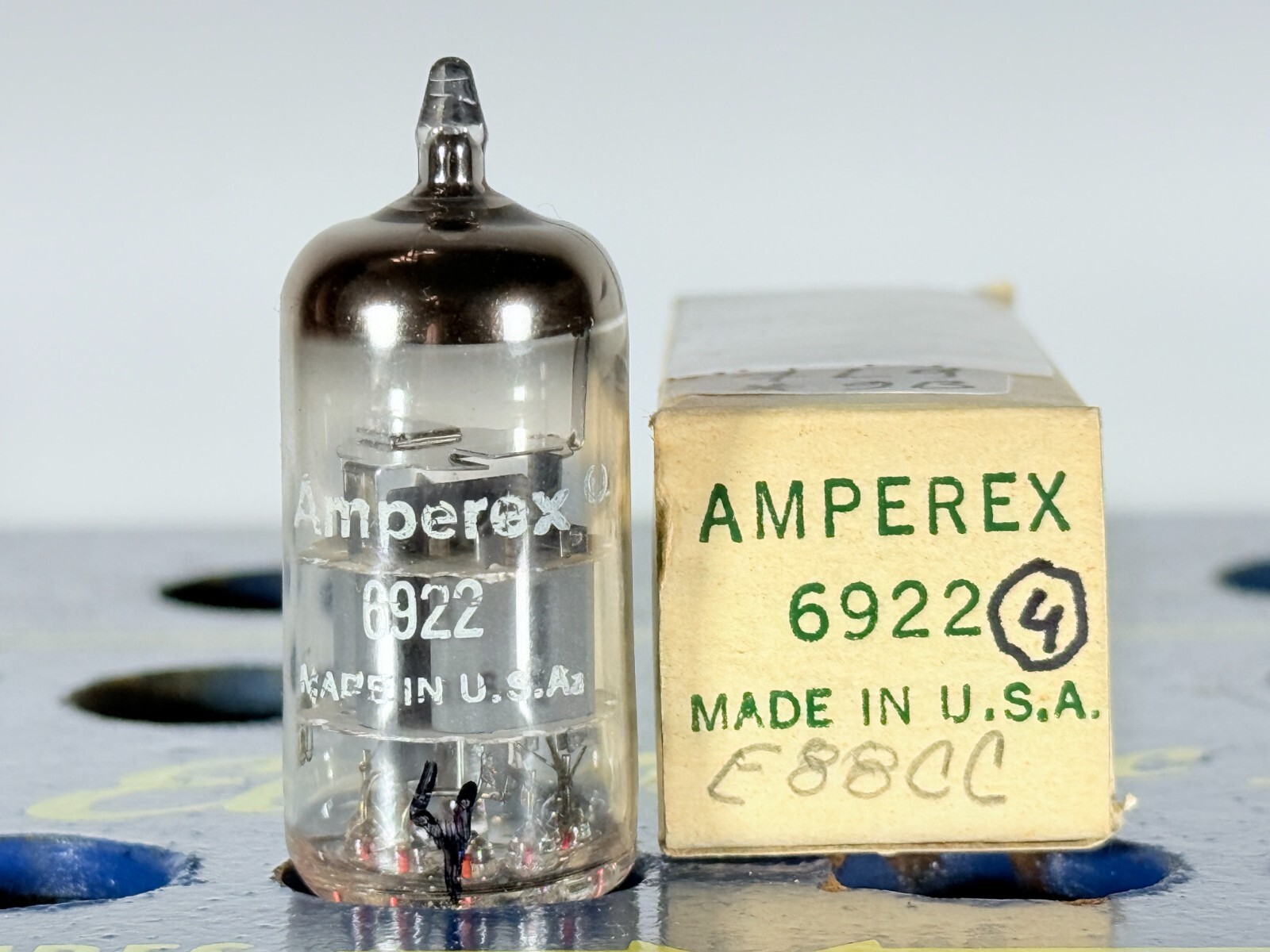 Amperex 6922 E88CC Gold Pin O-Getter 1969 USA Code: 7L9 *9B Tested Good Tube