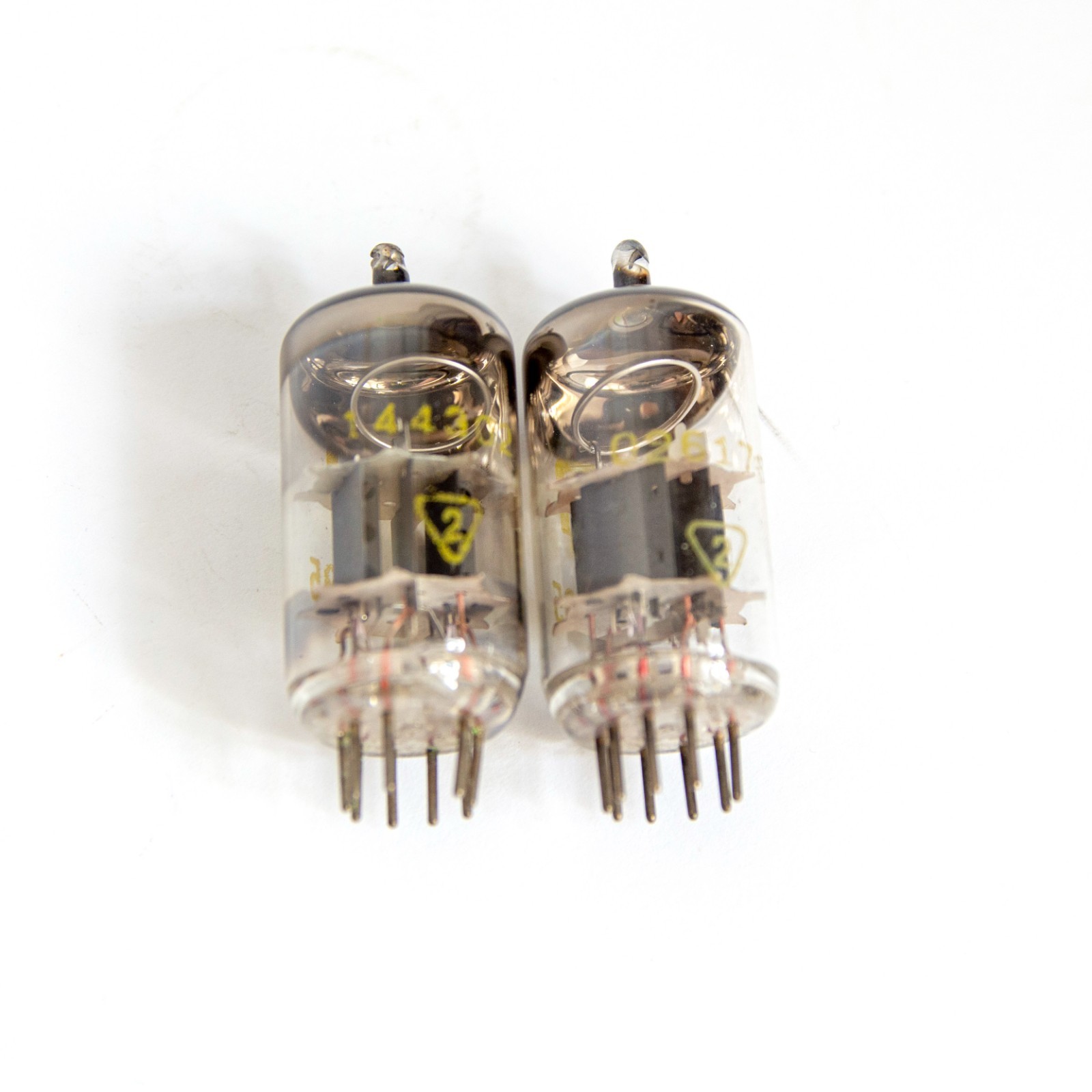 ECC85 RFT STRONG DOUBLE TRIODE TESTED TUBE = 6AQ8 B719 6L12. USED. 1 pc.