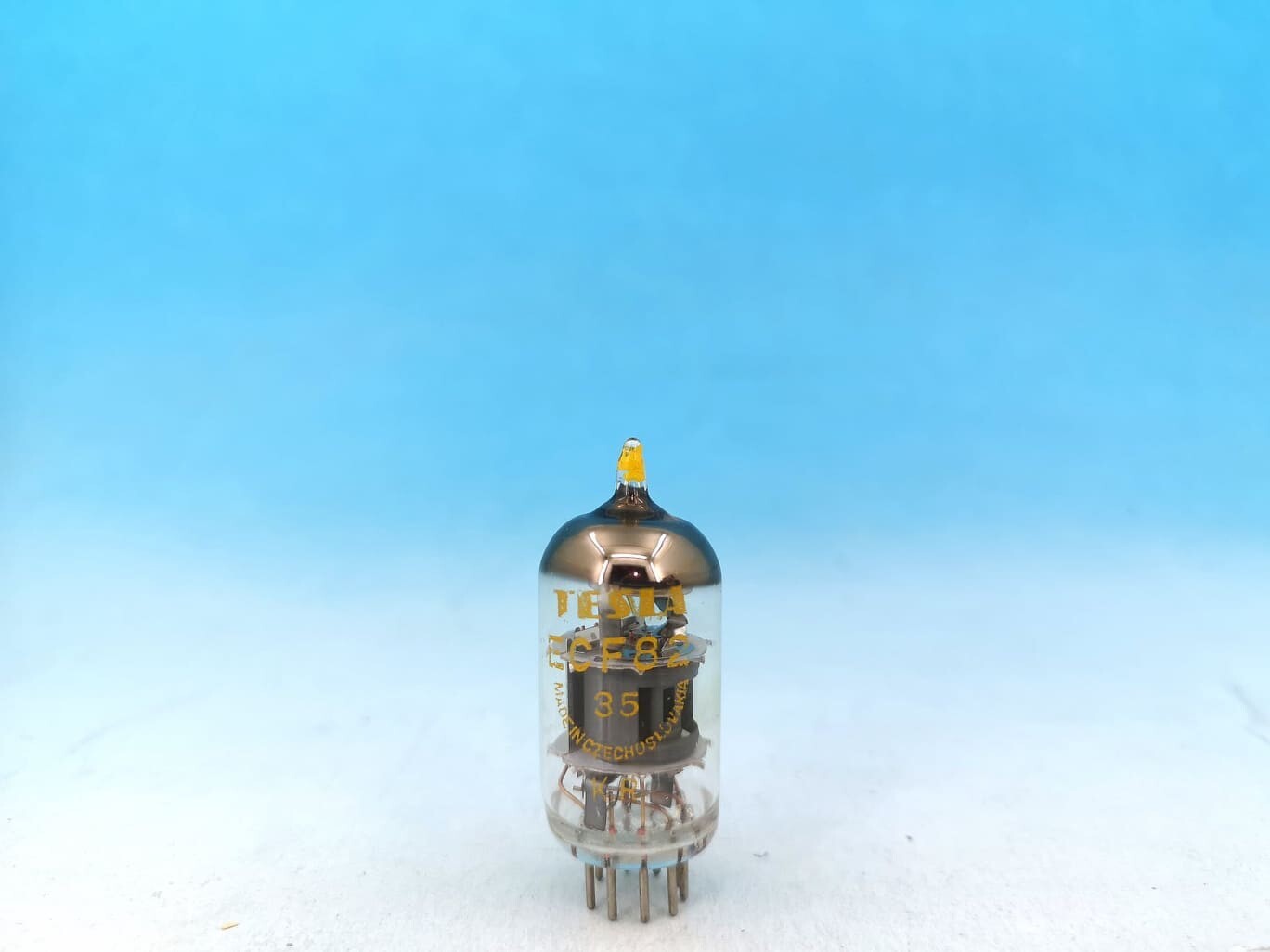 1 x ECF82 STRONG TESLA Foil Getter `1966y Triode-Pentode TUBE 6U8 TESTED