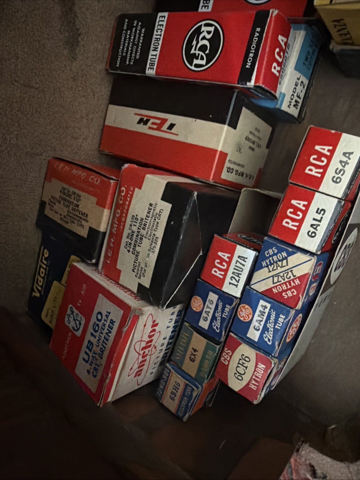 Rare 1966 RCA GE – Tube service man repair kit – lot 100s Of Tubes W/ Guide List