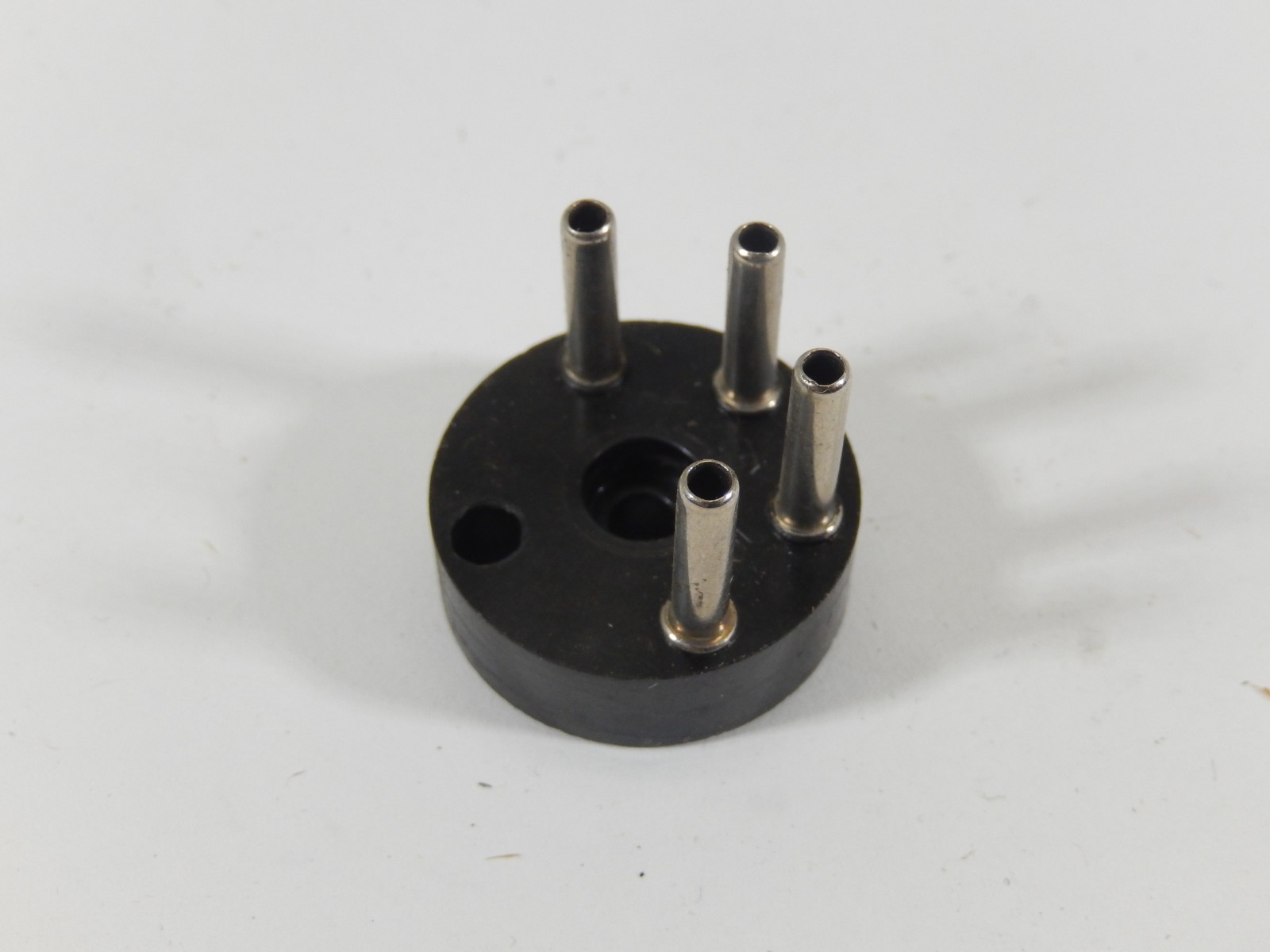 VINTAGE NOS UNBRANDED 4 PIN SPEAKER PLUG