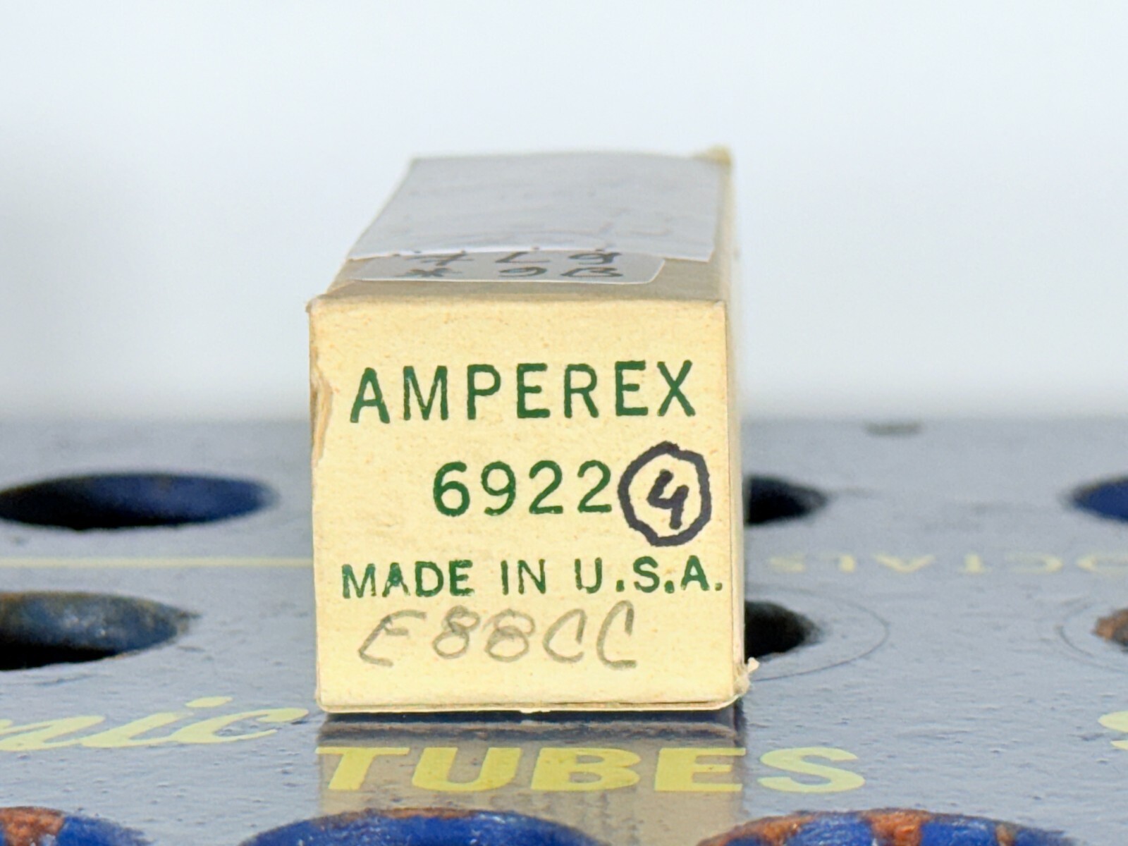 Amperex 6922 E88CC Gold Pin O-Getter 1969 USA Code: 7L9 *9B Tested Good Tube