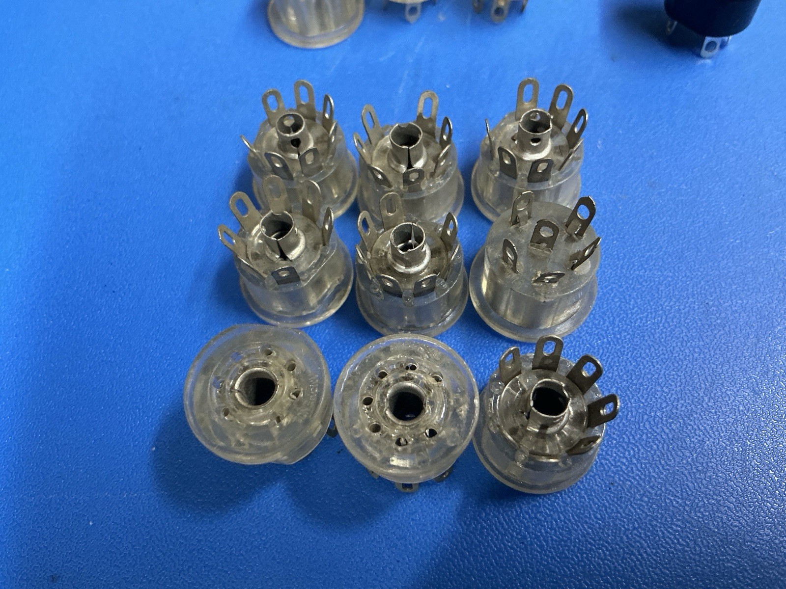 LOT OF VINTAGE AMPHENOL PLASTIC SOCKET (9) 7 PIN AMP7PL – (13 CLEAR &(4)BLACK