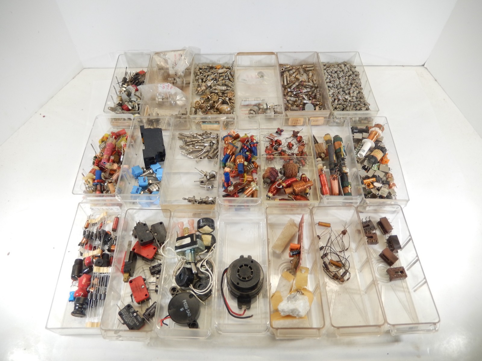 HUGE VINTAGE ELECTRONIC PARTS & VACUUM TUBE COLLECTION AS IS