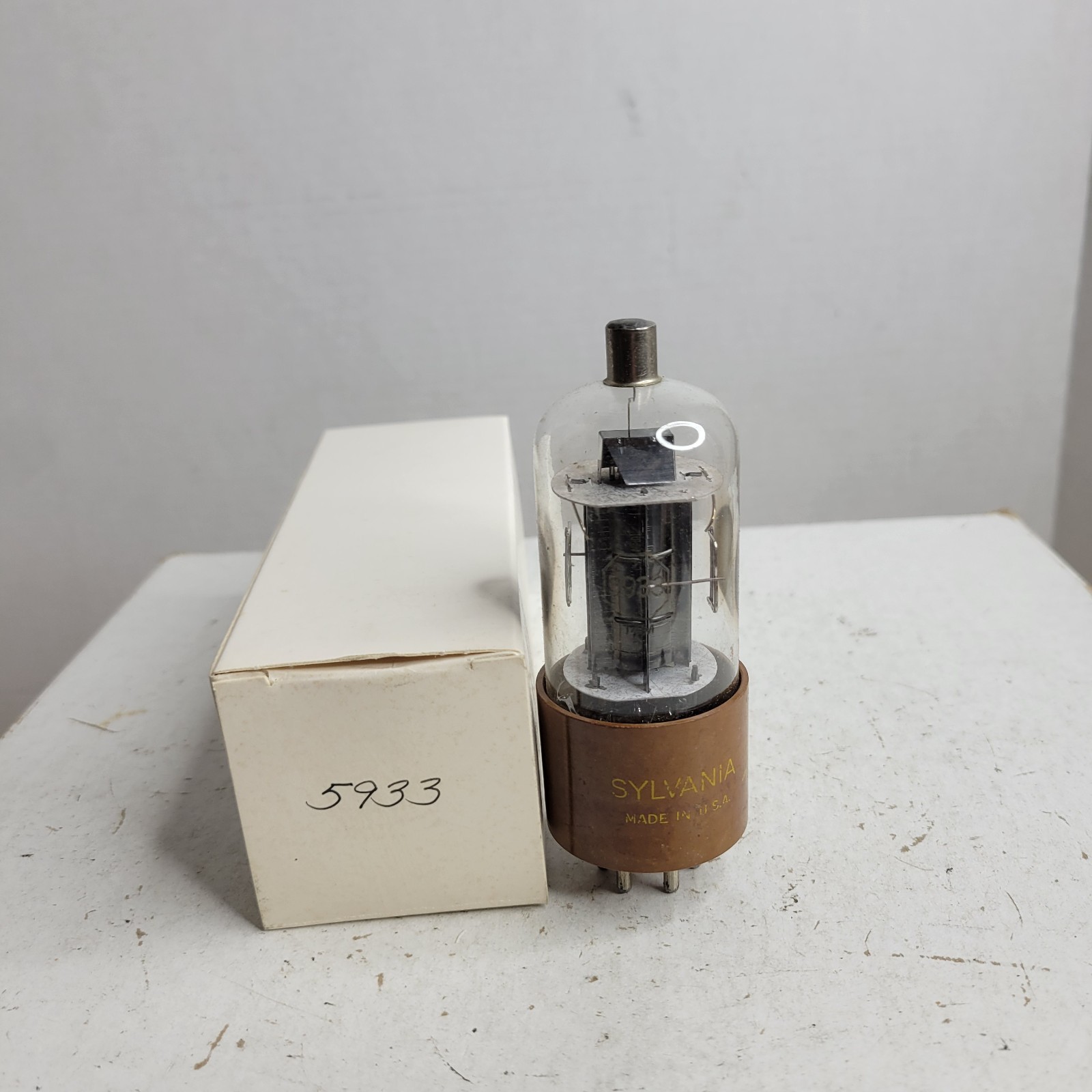 5933 Sylvania Tested – STRONG – Brown Base Black Plate Dual Getter Vacuum Tube