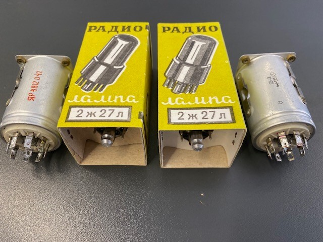 2J27L + socket HF universal pentode with short characteristic. NOS. Lot of 2.